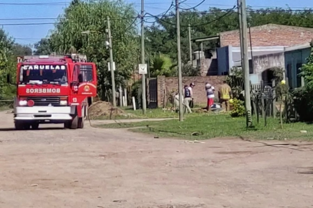 Los bomberos realizando tareas de prevención en la obra.