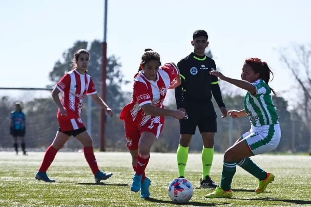 Martina Iraola escapando a la marca de la jugadora del &quot;verde&quot;. (Créditos: Jonathan Argañaraz) 