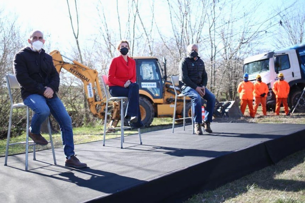 Fassi junto a los empresarios que trabajarán en los proyectos.  Zona de los archivos adjuntos