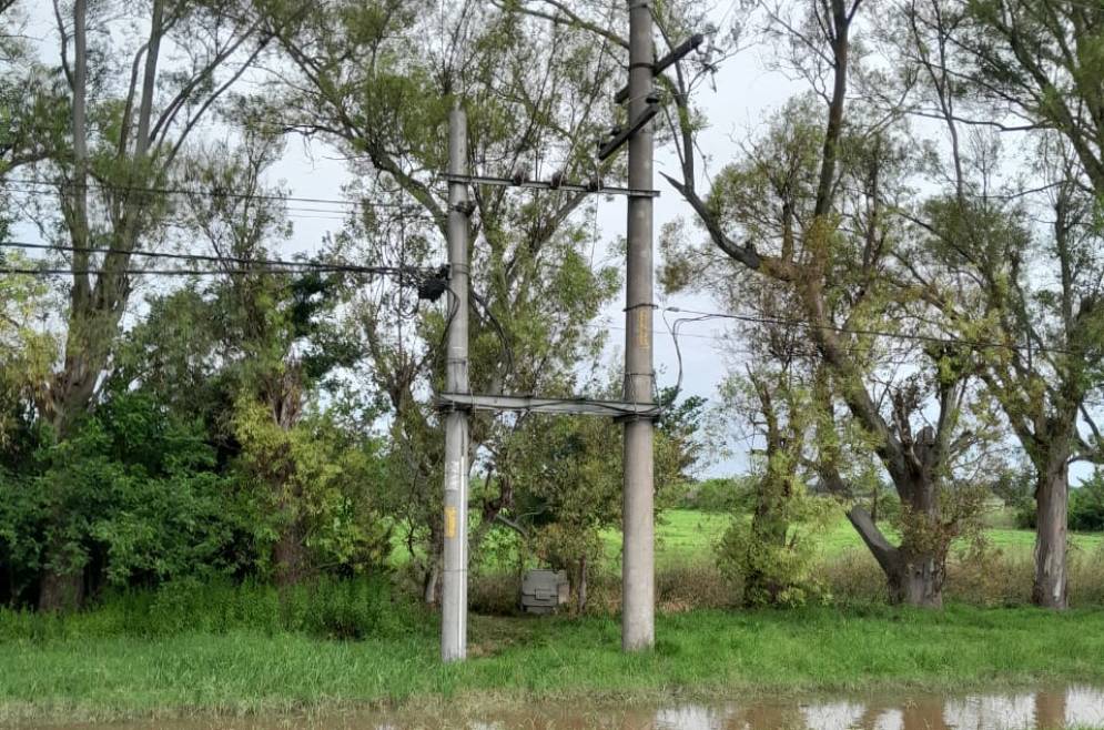 El transformador que se desprendió con la tormenta.