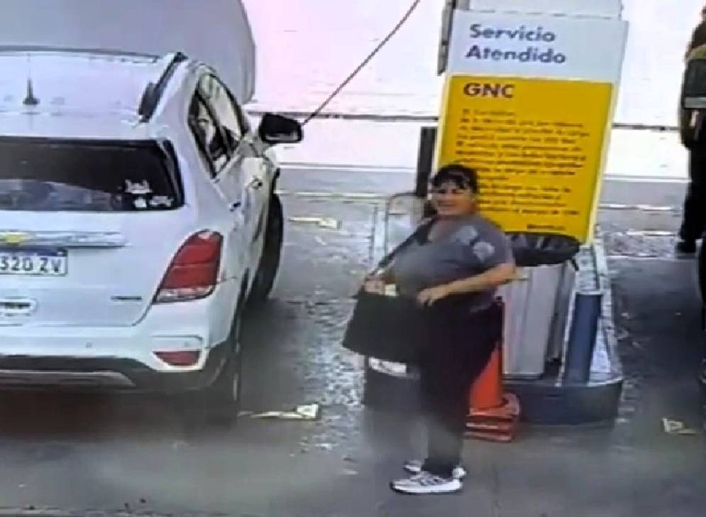 La ladrona estudiando su alrededor para no ser descubierta.