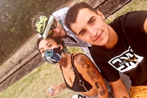 Ezequiel junto a Cassandra y un amigo.