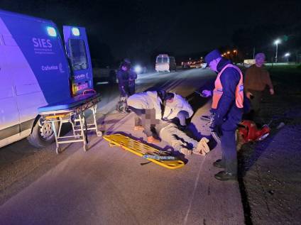 Una mujer cayó de su moto tras agarrar un pozo en la Ruta 205: está internada en el Cuenca