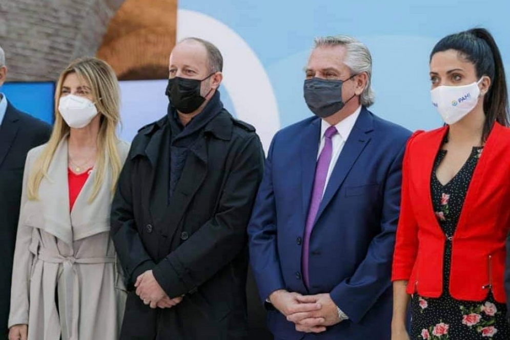 Los intendentes Fassi e  Insaurralde (Lomas de Zamora) junto a Fernández y Volnovich.