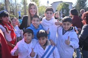 Marisa Fassi junto a alumnos de las escuelas presentes. 