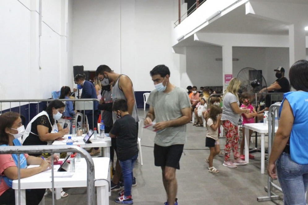 interior del vacunatorio  del Club San Martín.