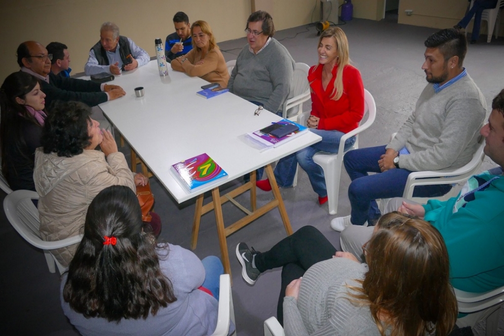 Fassi junto a un grupo de dirigentes. 