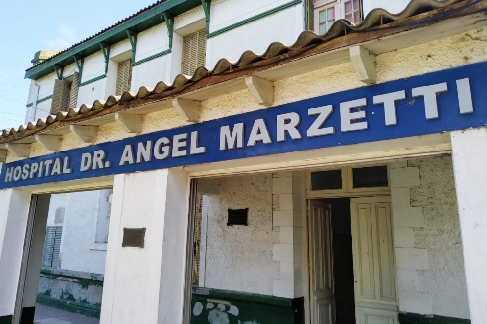 La mujer llegó con síntomas de dengue al hospital local.