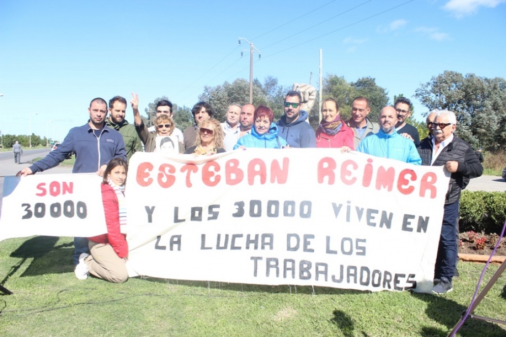 Maruca Ramos junto al intendente Arrieta, familiares, amigos y militantes políticos. 