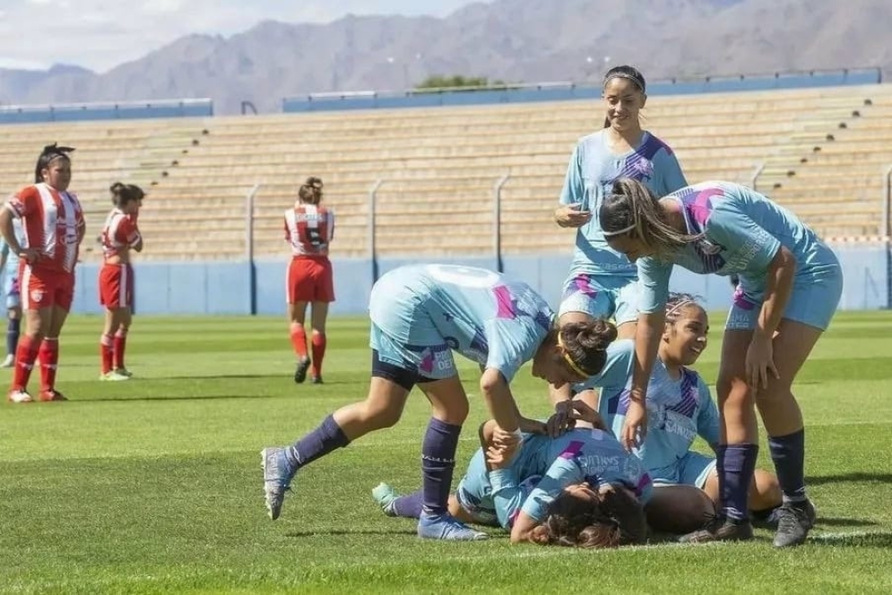 Las locales festejando uno de sus trece tantos. (PH: Redes de CFC Femenino)