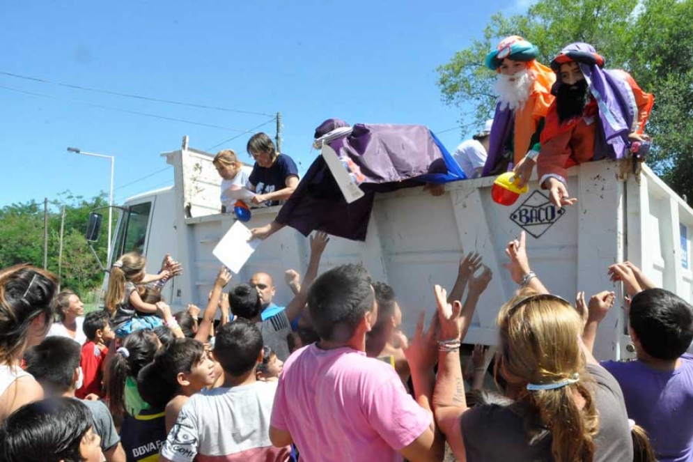 Los chicos se acercaban al paso del camión para recibir su obsequio. 