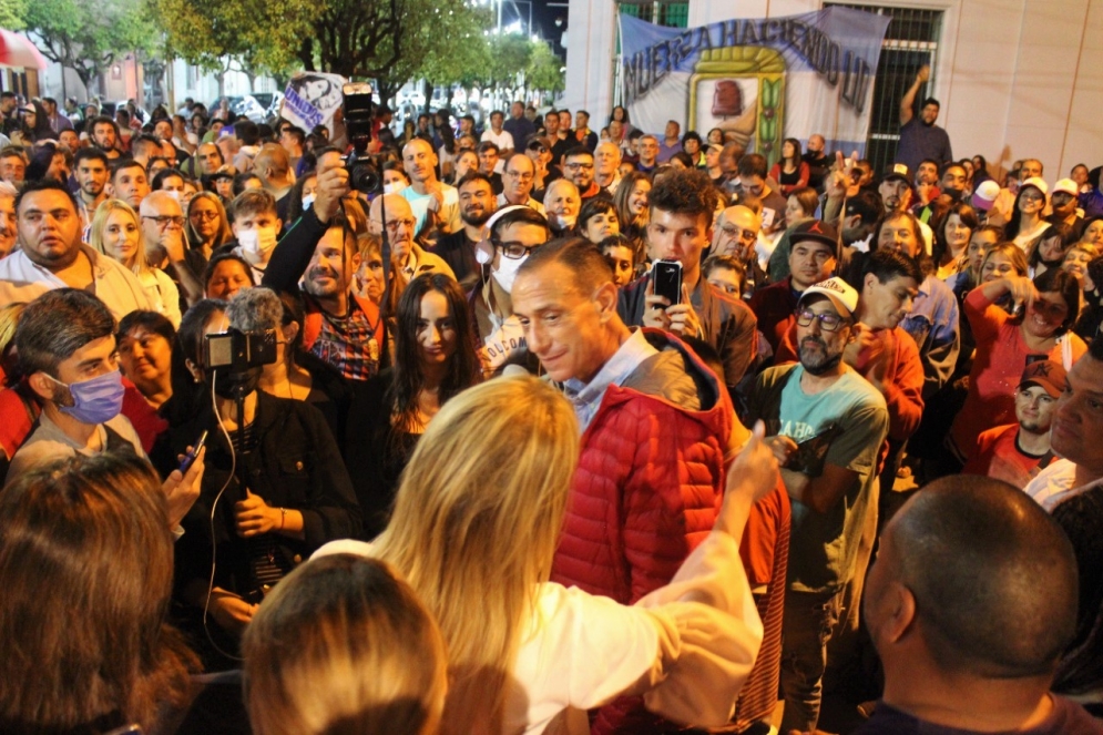 Arrieta y Fassi hablándole a la militancia tras el triunfo.