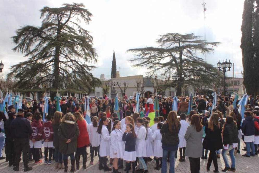 Funcionarios, estudiantes y docentes en la fría tarde.