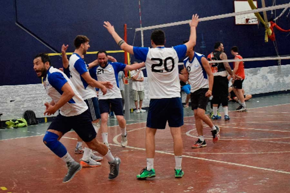 Santa Rosa logra el último punto y sale festejando el título. 