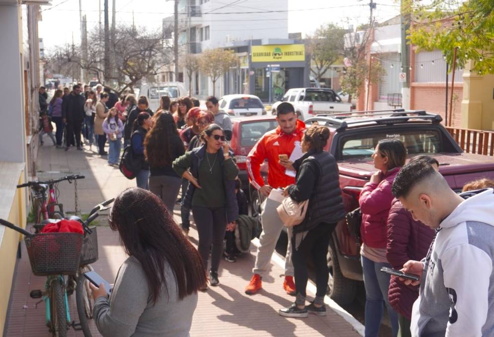 La hilera de cañuelenses, esperando para inscribirse al programa de terrenos. 