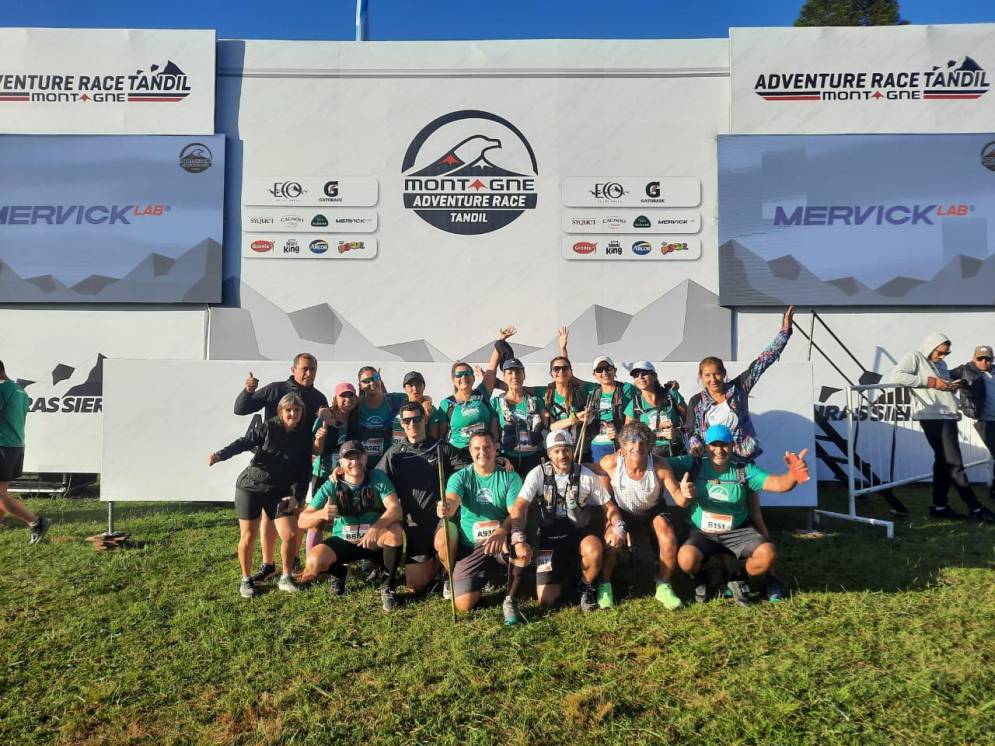 Los runners en medio de la sierra tandilense.