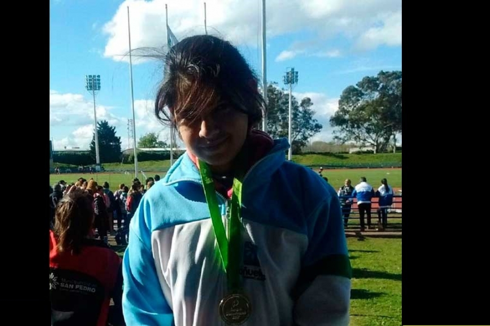 Mayra Cenas en el momento de la premiación. 