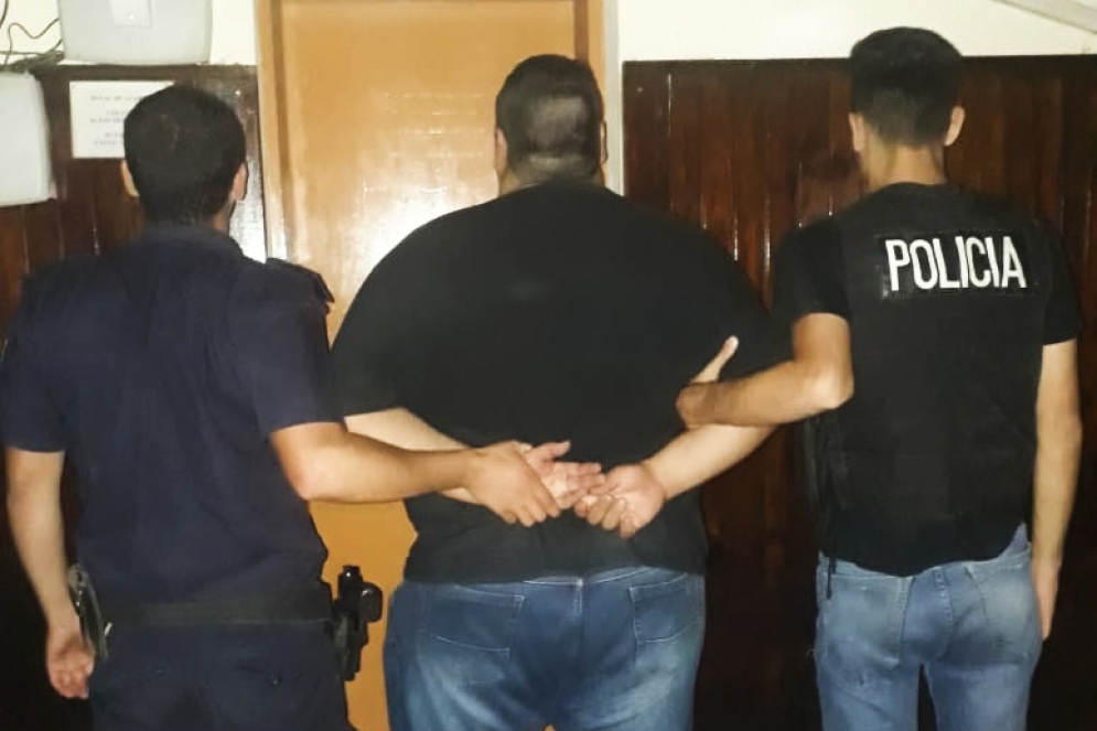 El acusado esposado en la comisaría local.