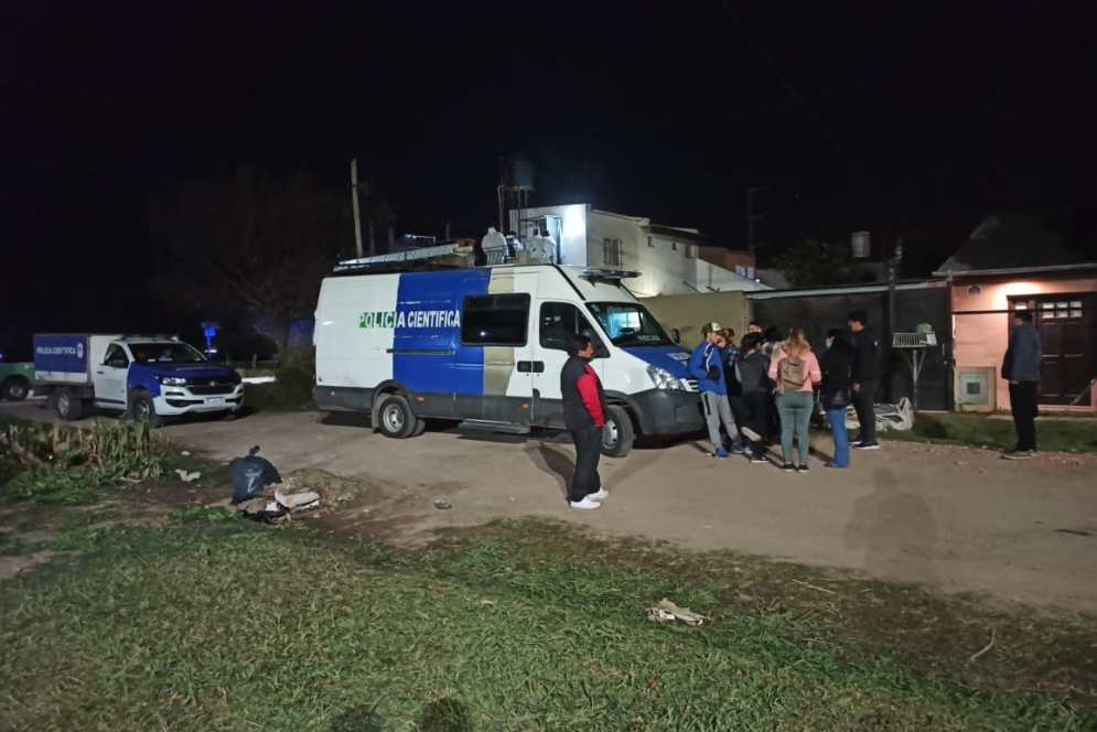 Familiares en la puerta del departamento, mientras la Policía Científica recogía pruebas.