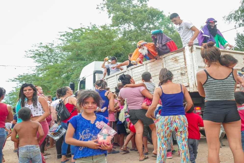 Los Reyes Magos le entregaron juguetes a los niños que se fueron acercando al camión que los transportaba. 