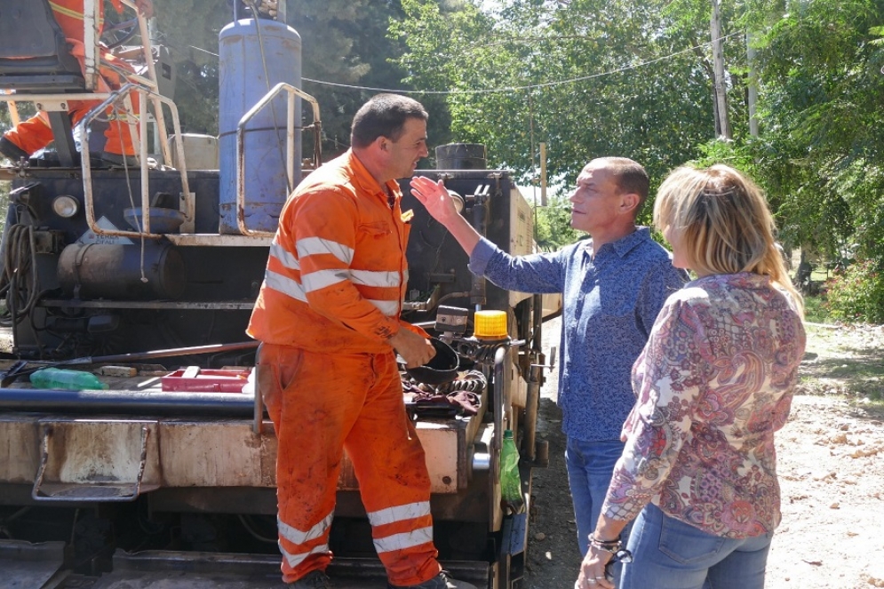 Arrieta saludando a uno de los trabajadores de la obra. 