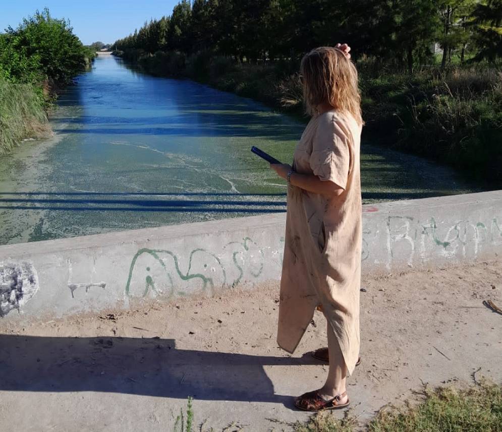 La edil observando el cauce de agua.