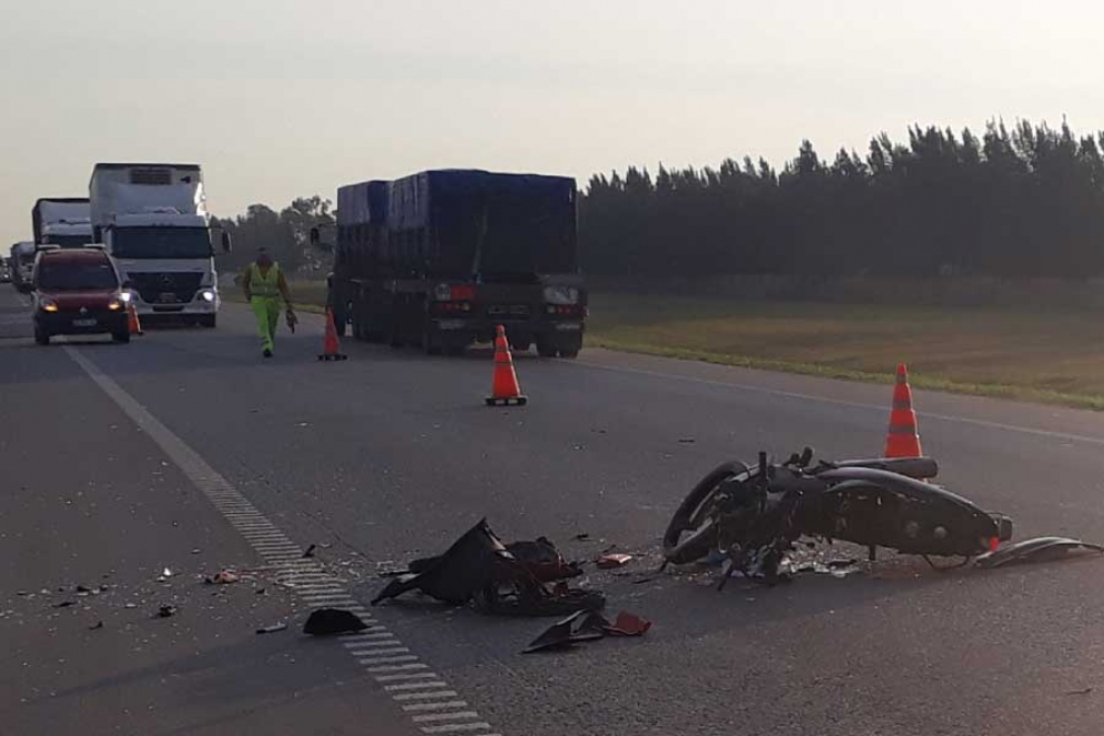 Los restos de la moto permanecieron un buen rato en la ruta a la espera de la llegada de los peritos. 