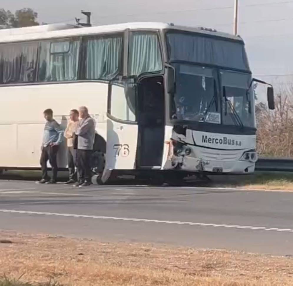 La bicicleta quedó debajo del micro.