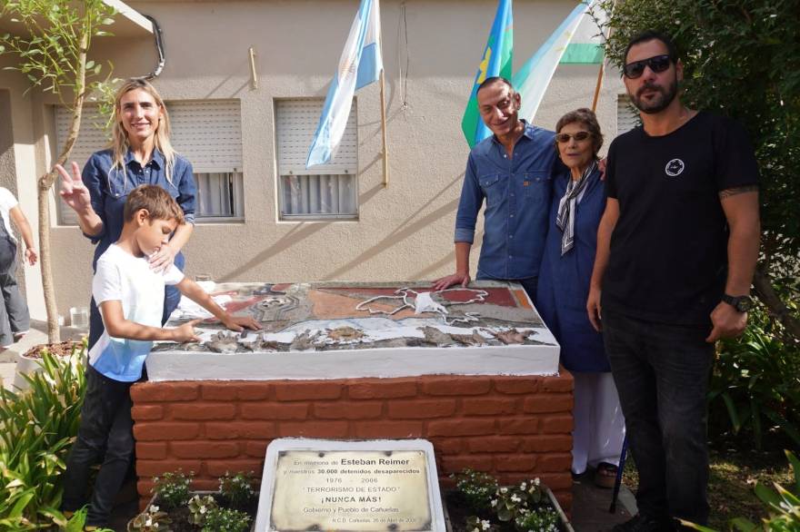 La familia Reimer junto a Arrieta en el acceso al Concejo Deliberante.