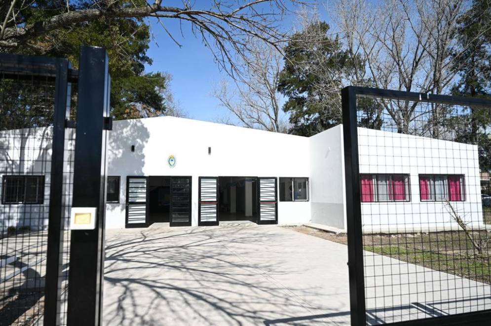 La fachada de la reformada escuela que recibe a 170 alumnos diariamente.