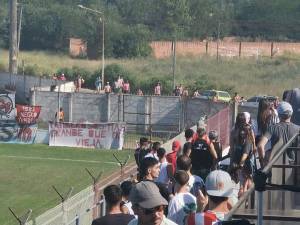 El comienzo de la gresca en la puerta de la cancha.