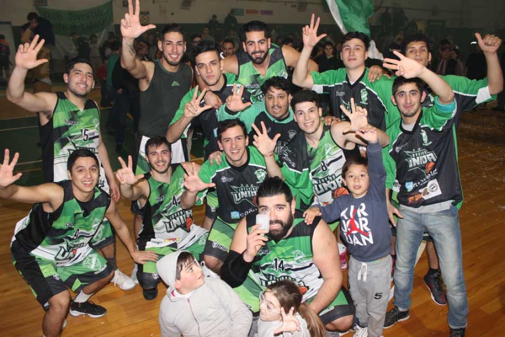 Los jugadores de Juventud festejando el tricampeonato. 