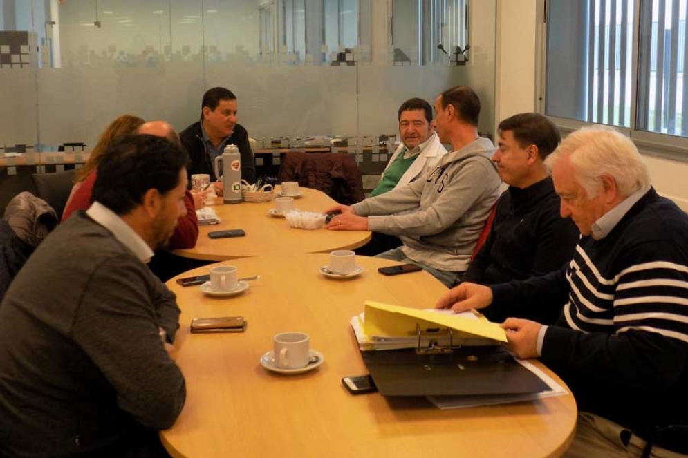 Arrieta y los jefes comunales de la región en el Hospital. 