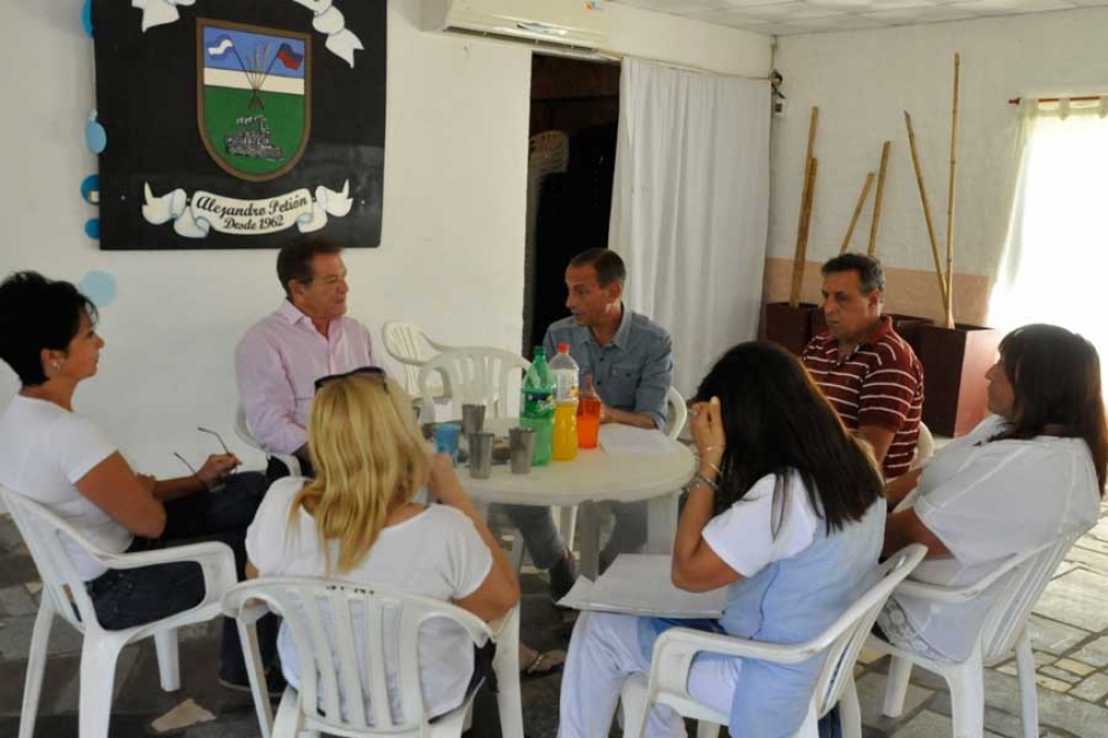 El intendente junto a vecinos, fue anoticiado de las últimas novedades. 