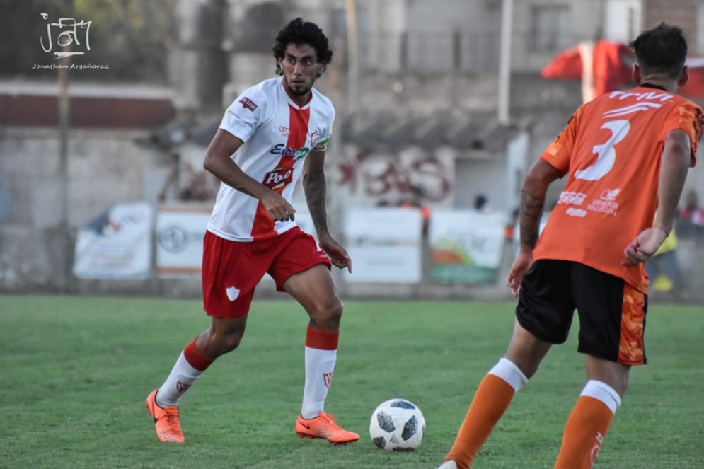 Sergio Acosta le cambió la cara al equipo, pero no alcanzó. 