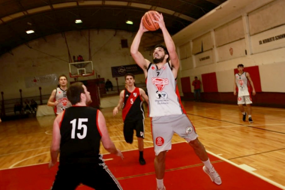 Maldonado buscando el aro. En Cañuelas, River se impuso por 75-65.