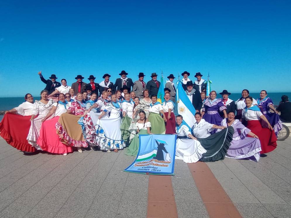 El plantel cañuelense en la rambla de &quot;La Felíz&quot;, con el mar de fondo.