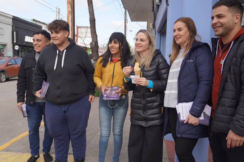 Píparo, degustando un helado, junto a Cantoni (der.) y los precandidatos locales.