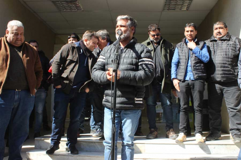 Daniel Suárez hablando en la asamblea con los trabajadores.