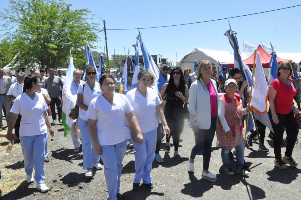 La comitiva camina rumbo al corte de cintas para la inauguración.
