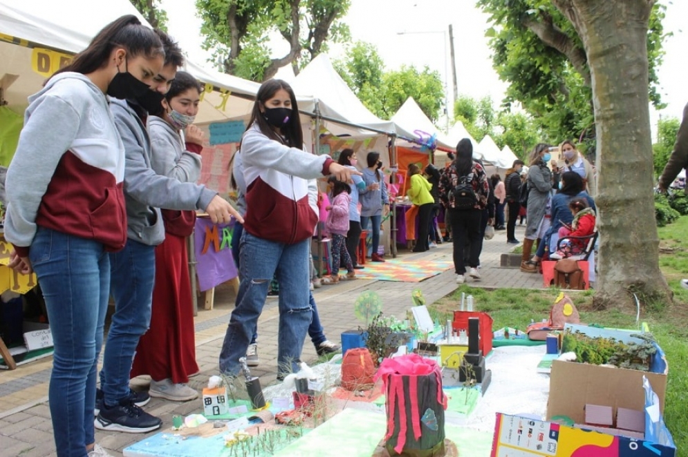 Hubo más de 50 stands de las distintas escuelas y jardínes.