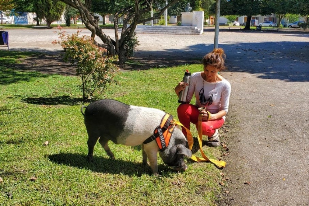 &quot;Samuel&quot; junto a Carla, su dueña.