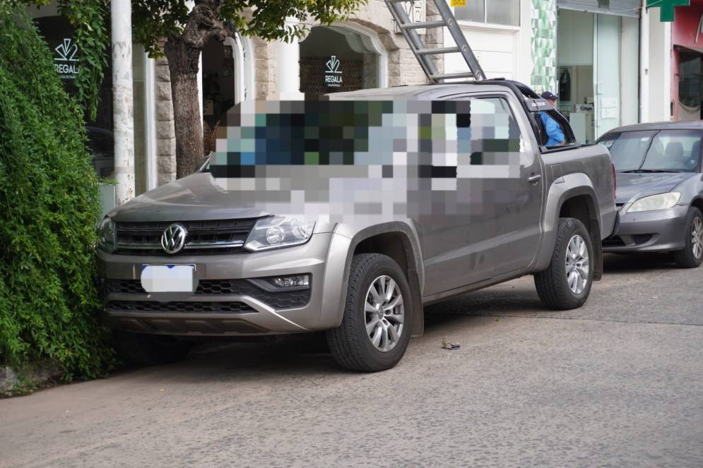 La camioneta estacionada frente al local de videojuegos.