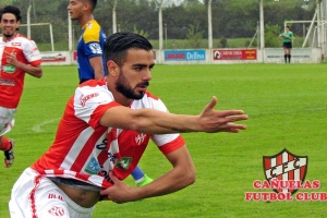 Soria festejando su gol con el que Ca&ntilde;uelas logr&oacute; su primera victoria. 