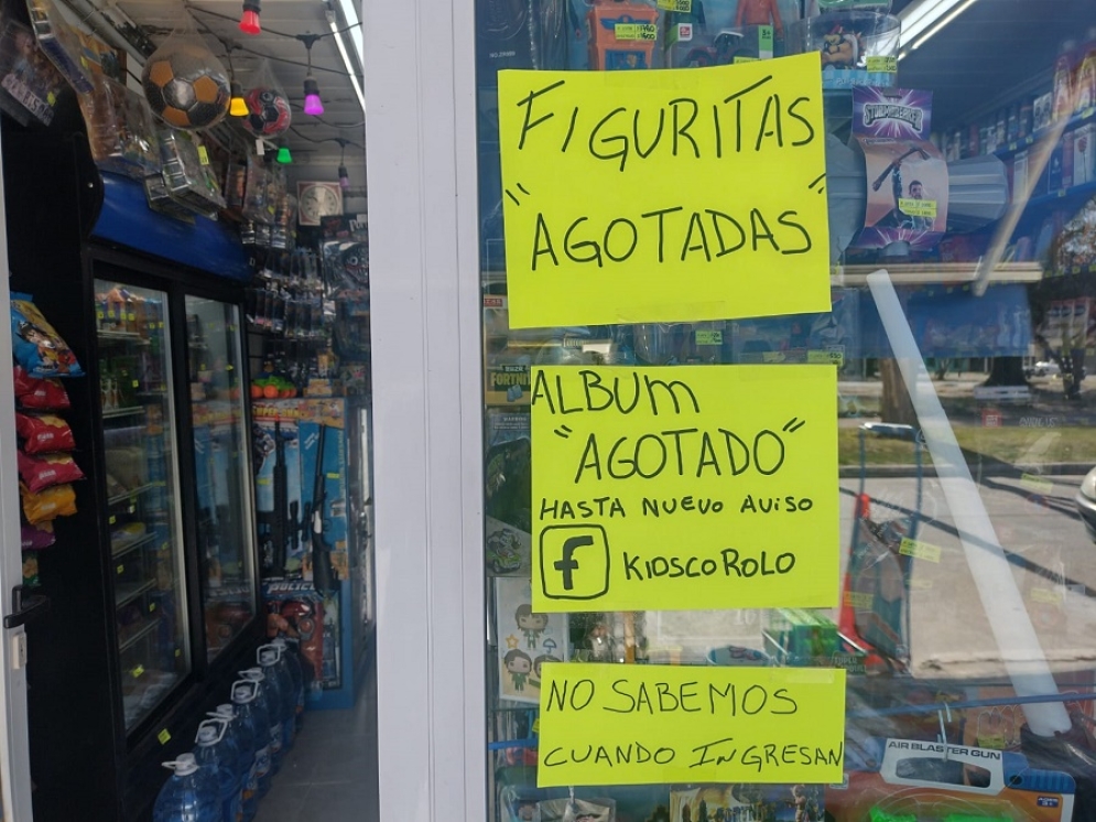 &quot;Figuritas agotadas&quot; son algunos carteles que se pusieron en los kioscos.