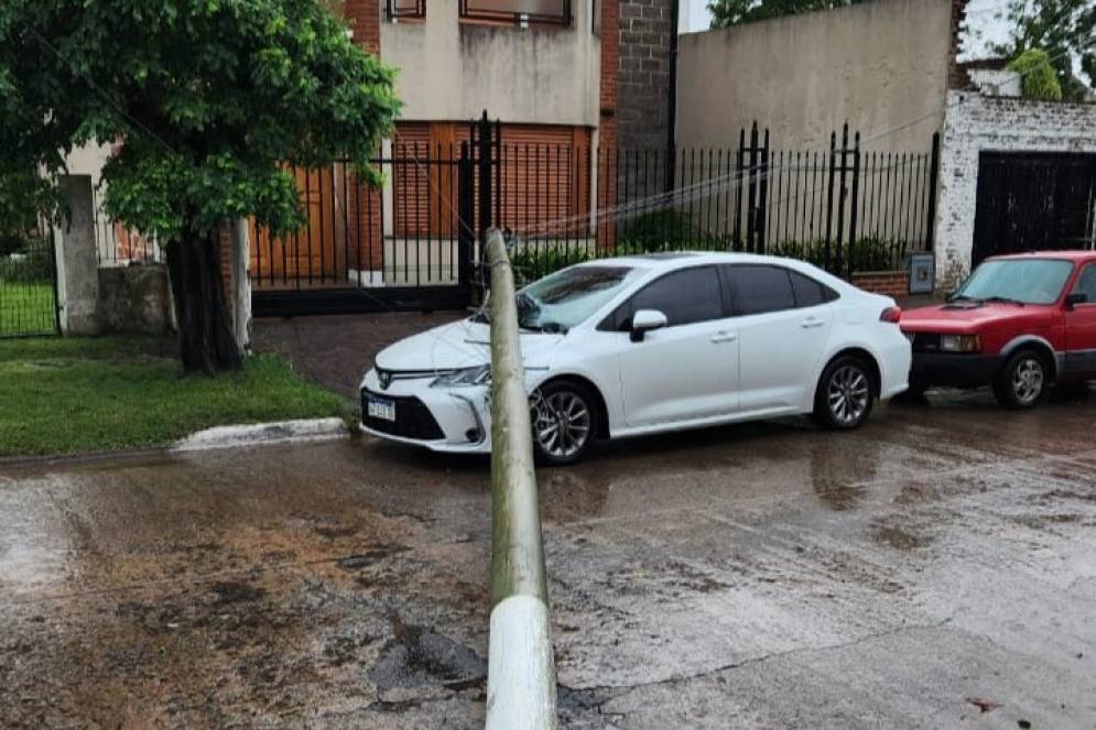 Un palo de luz cayó sobre el capot de un Toyota Corolla en Rivadavia al 1400.