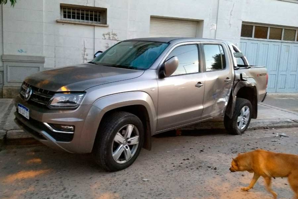 La Amarok con el fuerte impacto en su puerta trasera izquierda.