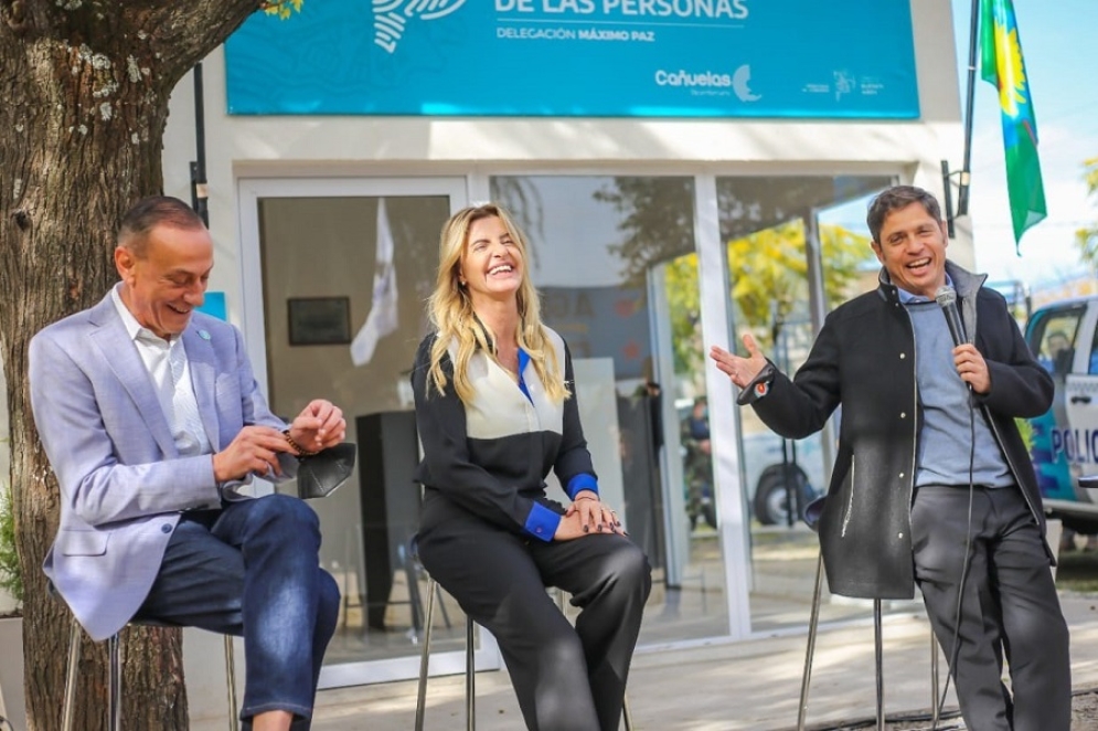 Gustavo Arrieta; Marisa Fassi; y el gobernador, Axel Kicillof. 