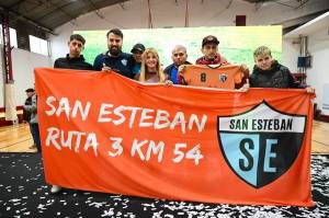 La intendenta Fassi junto a uno de los equipos participantes.