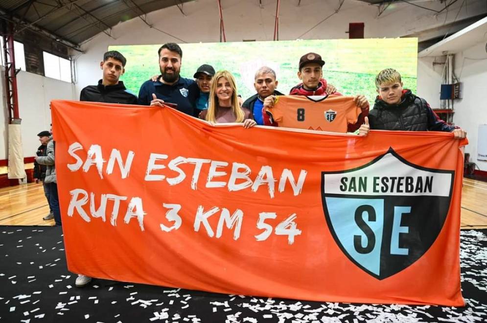 La intendenta Fassi junto a uno de los equipos participantes.